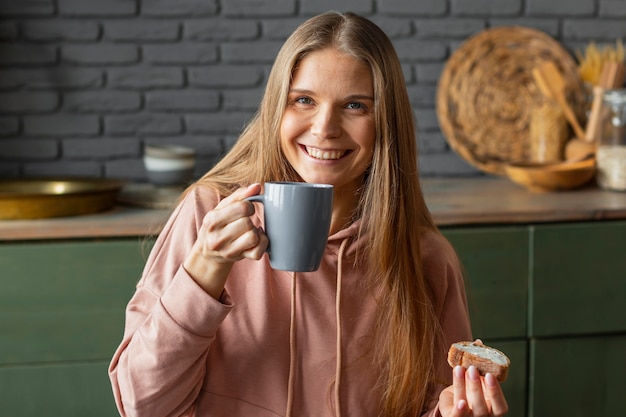 Coup moyen femme tenant la tasse