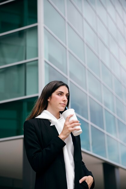 Coup moyen femme tenant une tasse