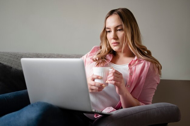 Coup moyen femme tenant une tasse