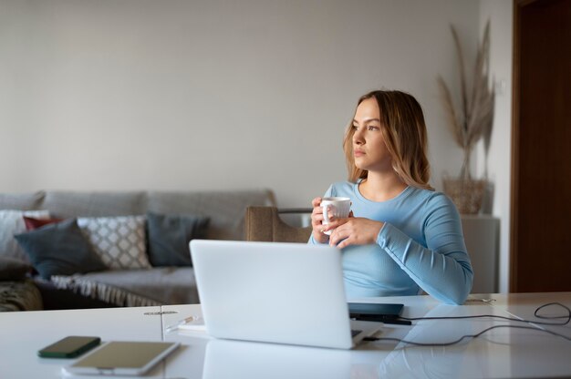 Coup moyen femme tenant une tasse