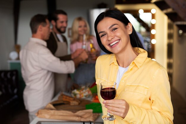 Coup moyen femme tenant un verre de vin