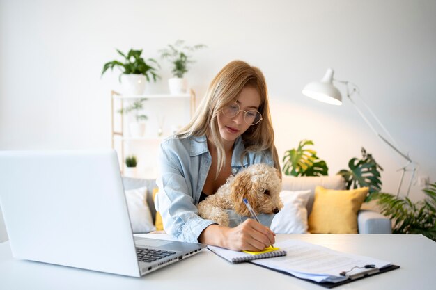 Coup moyen femme travaillant avec animal de compagnie