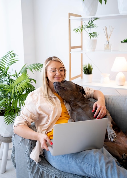 Photo gratuite coup moyen femme travaillant sur canapé