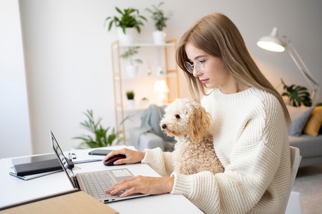 Coup moyen femme travaillant avec chien