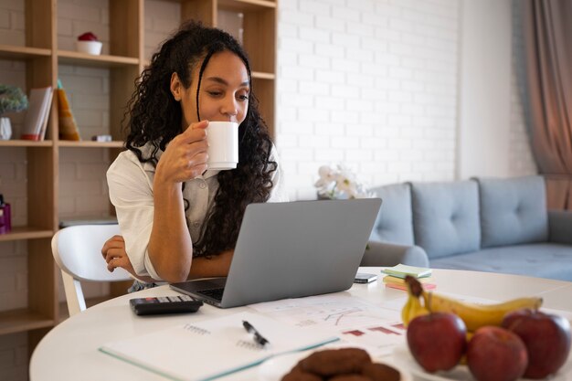 Photo gratuite coup moyen femme travaillant comme économiste