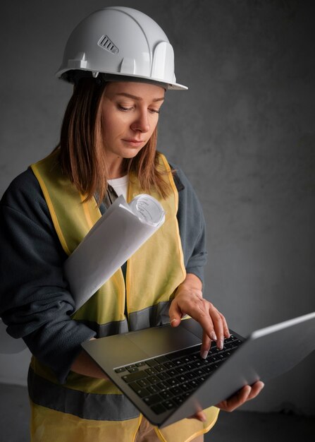 Coup moyen femme travaillant comme ingénieur