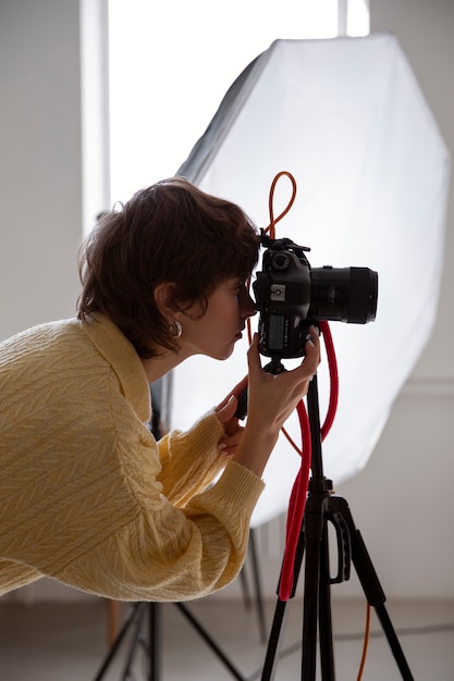 Coup moyen femme travaillant comme photographe