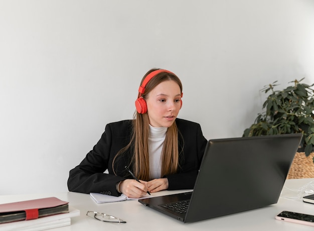 Photo gratuite coup moyen femme travaillant avec des écouteurs