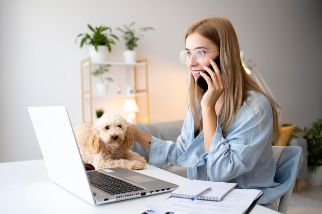 Photo gratuite coup moyen femme travaillant à l'intérieur