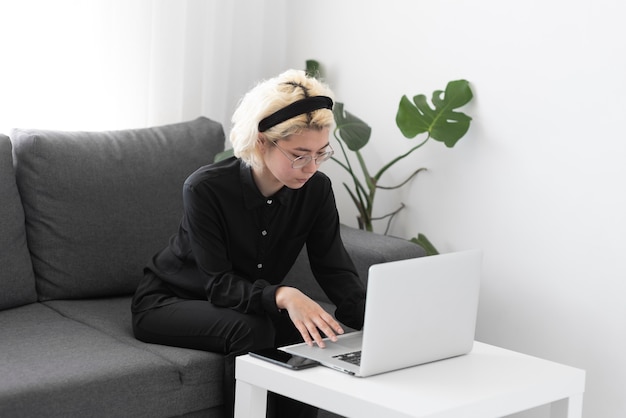 Photo gratuite coup moyen femme travaillant sur ordinateur portable