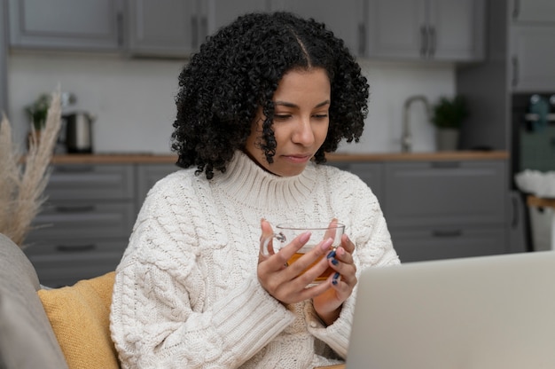 Coup moyen femme travaillant avec un ordinateur portable