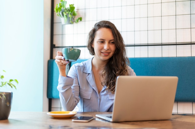 Coup moyen femme travaillant à table