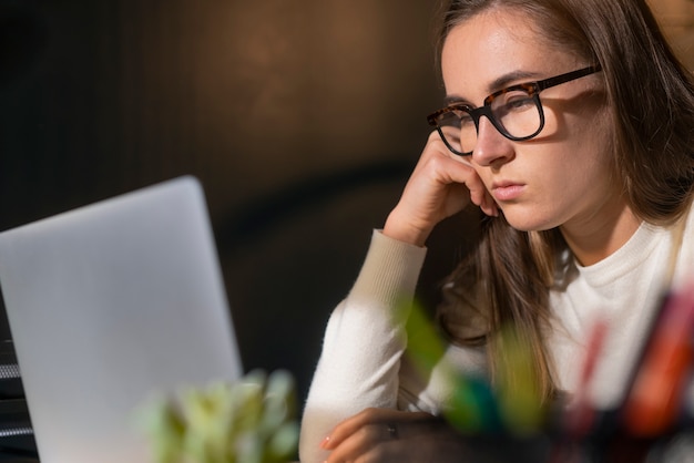 Coup moyen femme travaillant tard dans la nuit