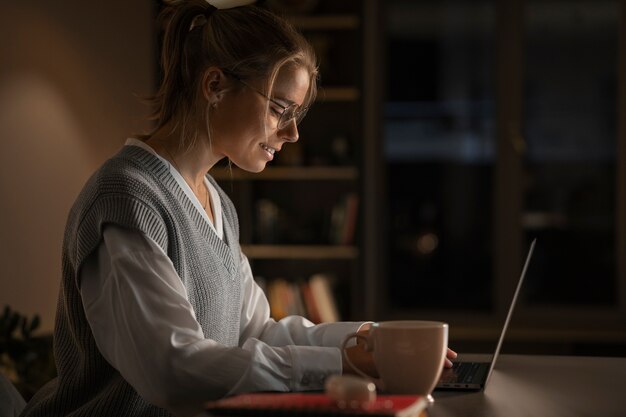 Coup moyen femme travaillant tard dans la nuit