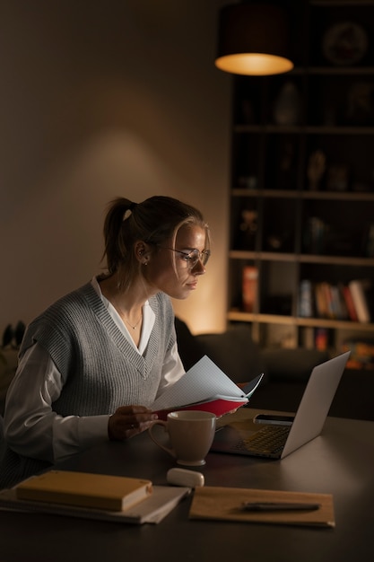 Coup moyen femme travaillant tard dans la nuit