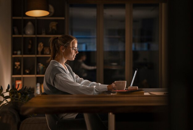 Coup moyen femme travaillant tard dans la nuit