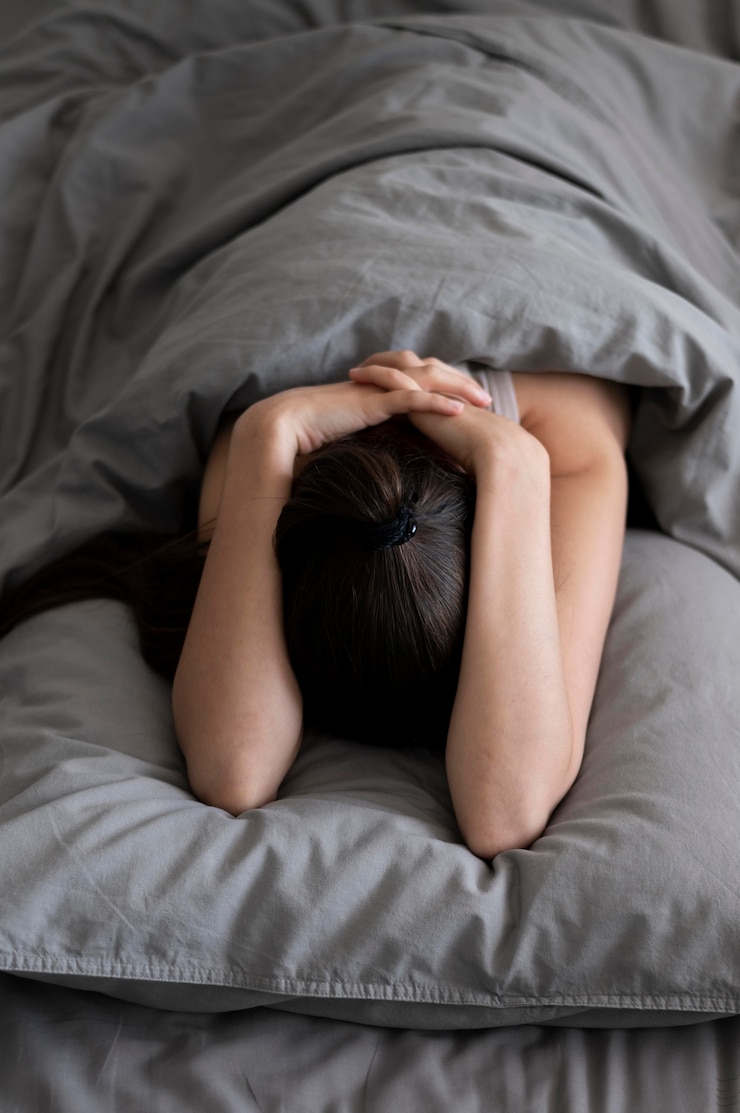 Photo gratuit coup moyen femme triste au lit
