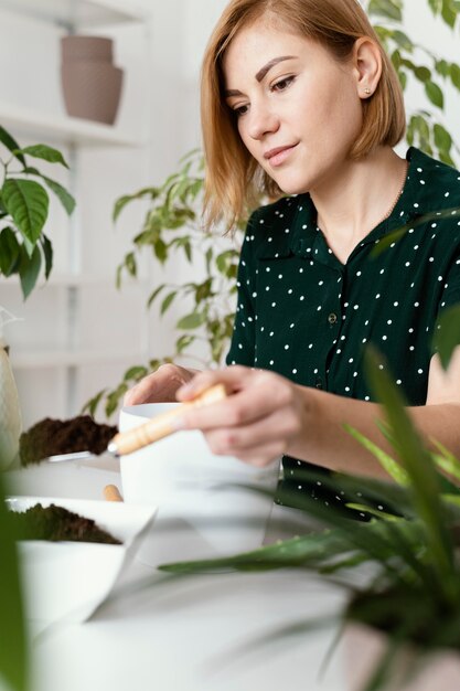 Coup moyen femme avec truelle de jardinage