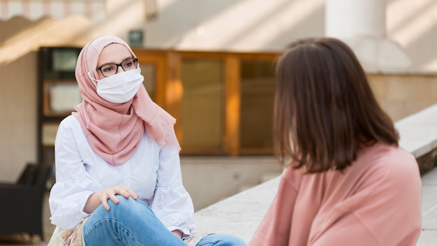 Coup moyen femmes assis à l'extérieur