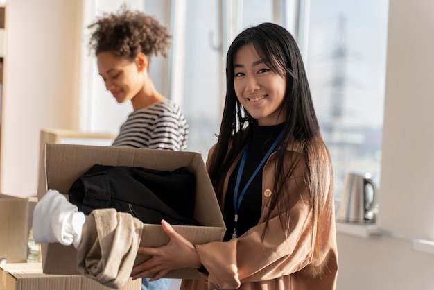 Photo gratuite coup moyen femmes avec boîte