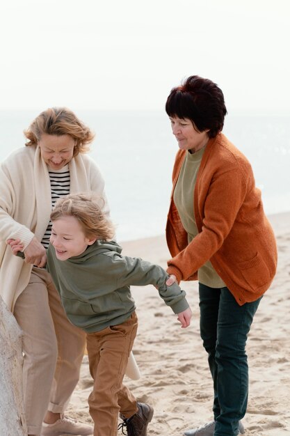 Coup moyen femmes et enfant à la plage