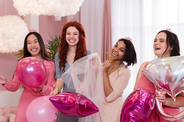 Photo gratuite coup moyen femmes heureuses avec des ballons