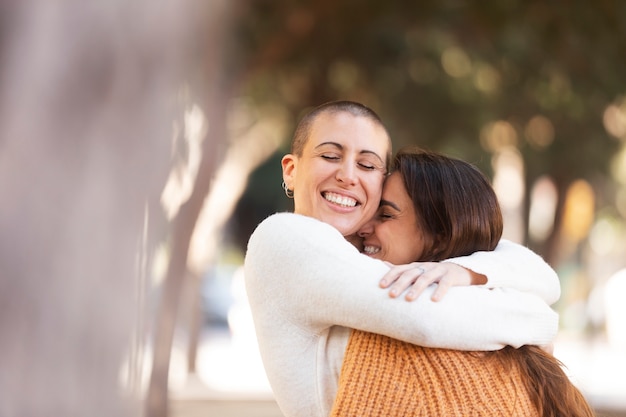 Coup moyen femmes heureuses étreignant