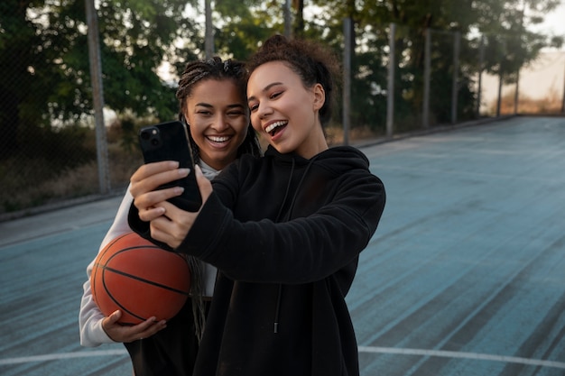 Photo gratuite coup moyen femmes jouant au basket