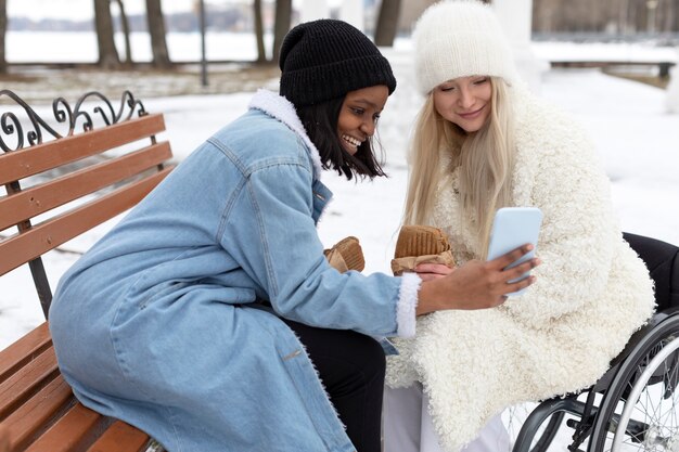 Coup moyen femmes regardant téléphone