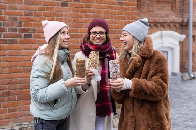 Photo gratuite coup moyen femmes tenant des gâteaux de cheminée