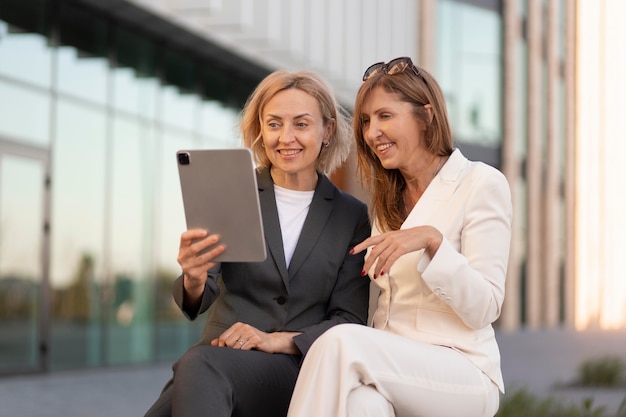 Coup moyen femmes tenant une tablette