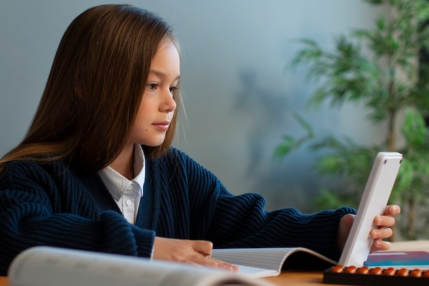 Coup moyen fille apprenant les mathématiques à l'école