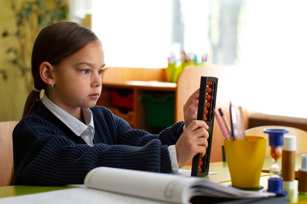 Coup moyen fille apprenant les mathématiques à l'école