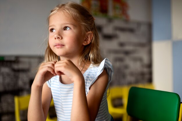 Coup moyen fille à l'école du dimanche