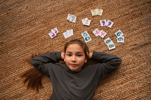 Coup moyen fille jouant au jeu de mémoire