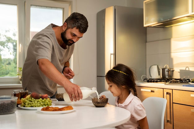 Coup moyen fille prenant son petit déjeuner