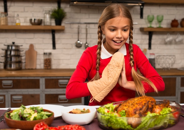 Photo gratuite coup moyen de fille prête à manger la dinde de thanksgiving