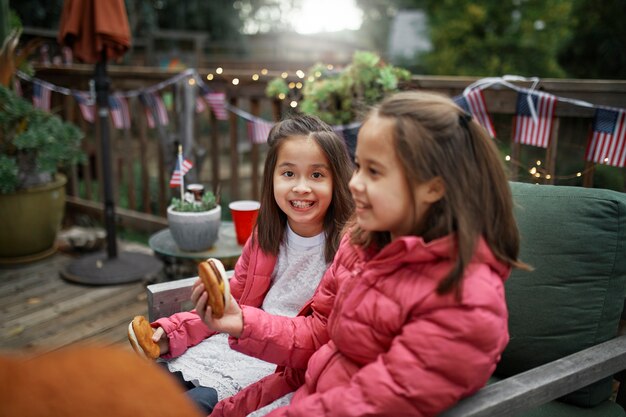 Coup moyen des filles heureuses avec de la nourriture