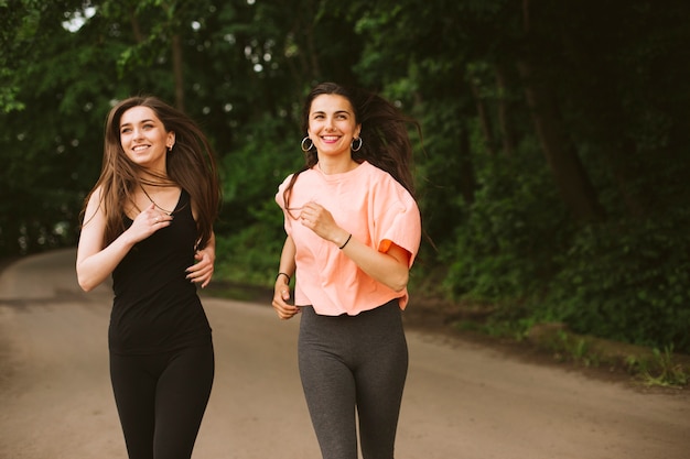 Coup moyen filles heureux courir ensemble