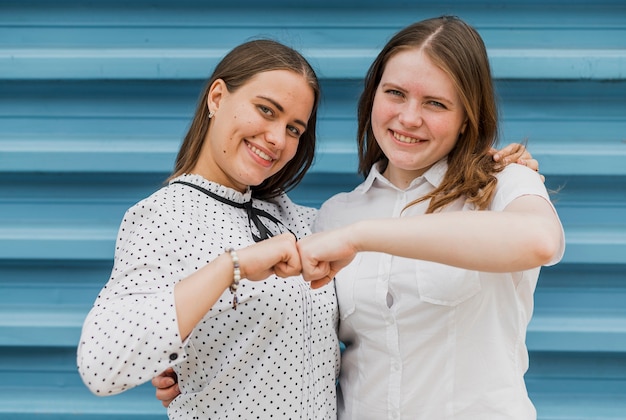 Photo gratuite coup moyen filles heureux d'être ensemble