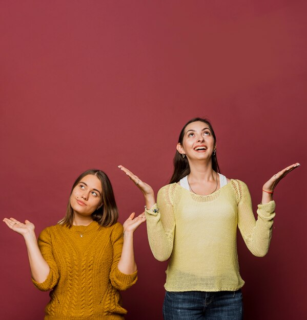 Coup moyen filles heureux à la recherche de suite