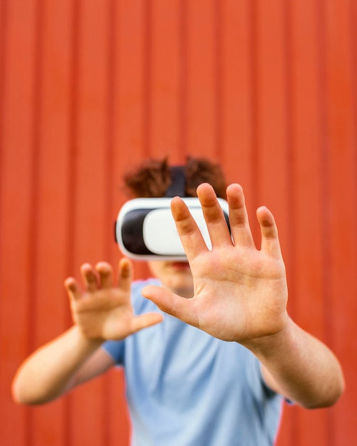 Coup moyen garçon portant des lunettes de réalité virtuelle