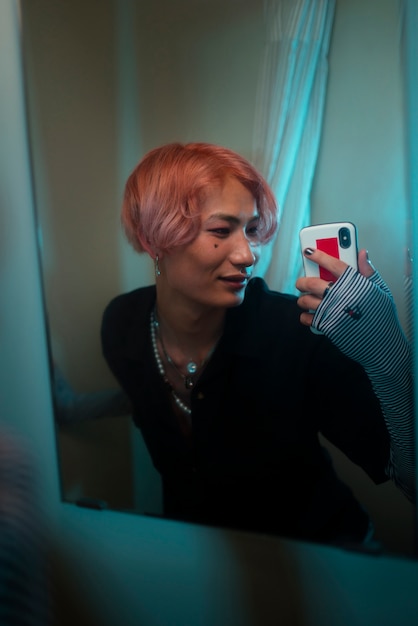 Coup moyen garçon prenant selfie miroir