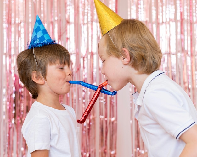 Photo gratuite coup moyen garçons jouant avec des sifflets