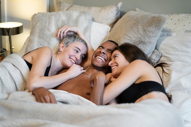 Coup moyen des gens heureux au lit
