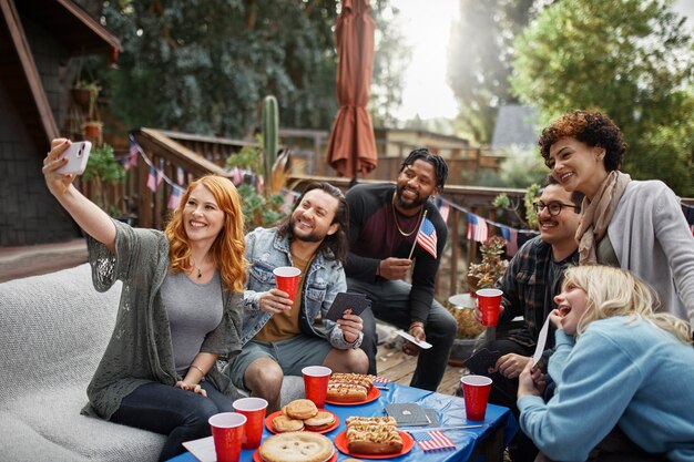 Coup moyen de gens heureux célébrant le 4 juillet