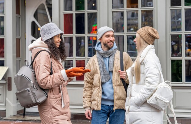 Coup moyen des gens heureux à l'extérieur