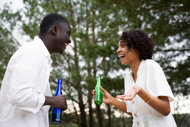 Photo gratuite coup moyen de gens heureux à la fête