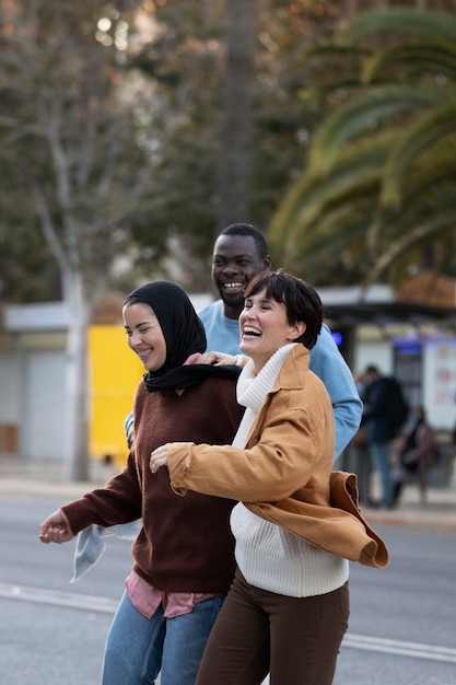 Coup moyen de gens heureux marchant ensemble