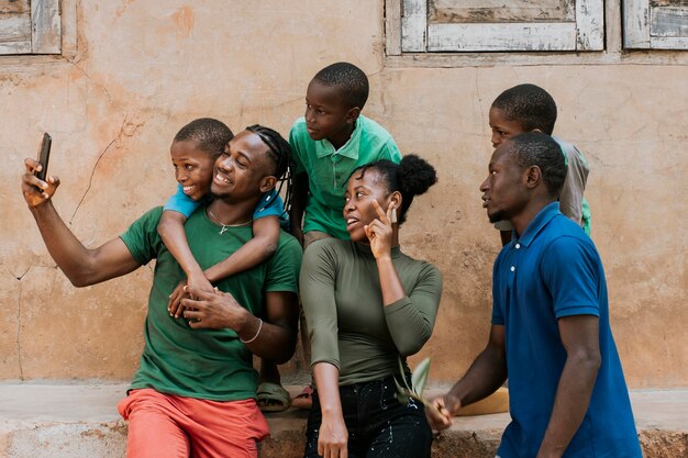 Coup moyen des gens heureux prenant selfie